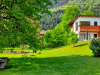 Hausansicht mit Garten