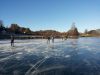 Eislaufen auf einer der Seen rund um Villach